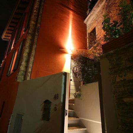 Casa Rossa - Bymyhomeincomo Τσερνόμπιο Δωμάτιο φωτογραφία